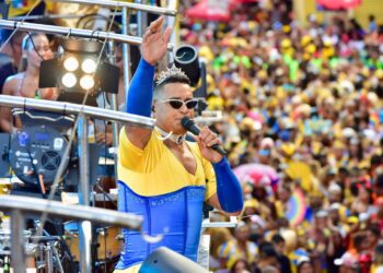 Xanddy Harmonia arrasta multidão e emociona foliões no desfile das Muquiranas