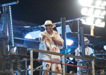 Psirico encerra participação no Carnaval de Salvador com tributo às mulheres do samba em trio na Barra-Ondina
