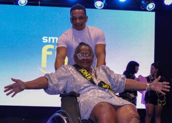 Desfile inclusivo reúne pessoas com deficiência e idosos em ação gratuita em Lauro de Freitas