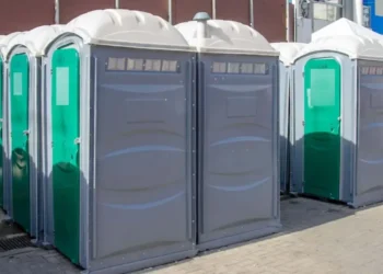 Barra: mulher denuncia estupro dentro de banheiro químico; três PMs são investigados