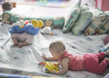Pobreza afeta desenvolvimento de bebês desde 6 meses, mostra pesquisa