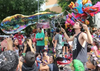 Carnaval: pais não devem postar imagens de crianças, diz pesquisador