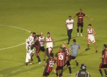 Torcida invade campo, agride jogadores e encerra semifinal antecipadamente
