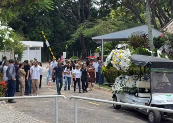 Salvador: corpo de professora assassinada a facadas por aluno em RO é cremado