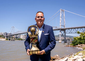 Presidente da ACESC apresenta a Taça ACESC 70 Anos, que garantirá vaga na Copa do Brasil
