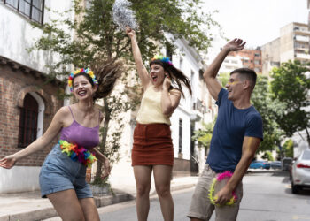 Vai curtir o Carnaval? Entenda por que atualizar a caderneta de vacinação é essencial para uma folia segura