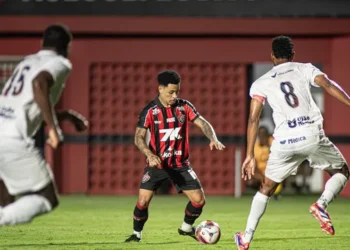 Com dificuldade, Vitória vence o Bahia de Feira e garante classificação às semifinais