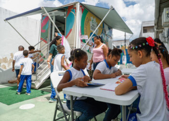 Caminhão literário espalha lições sobre sustentabilidade em escolas públicas de Salvador