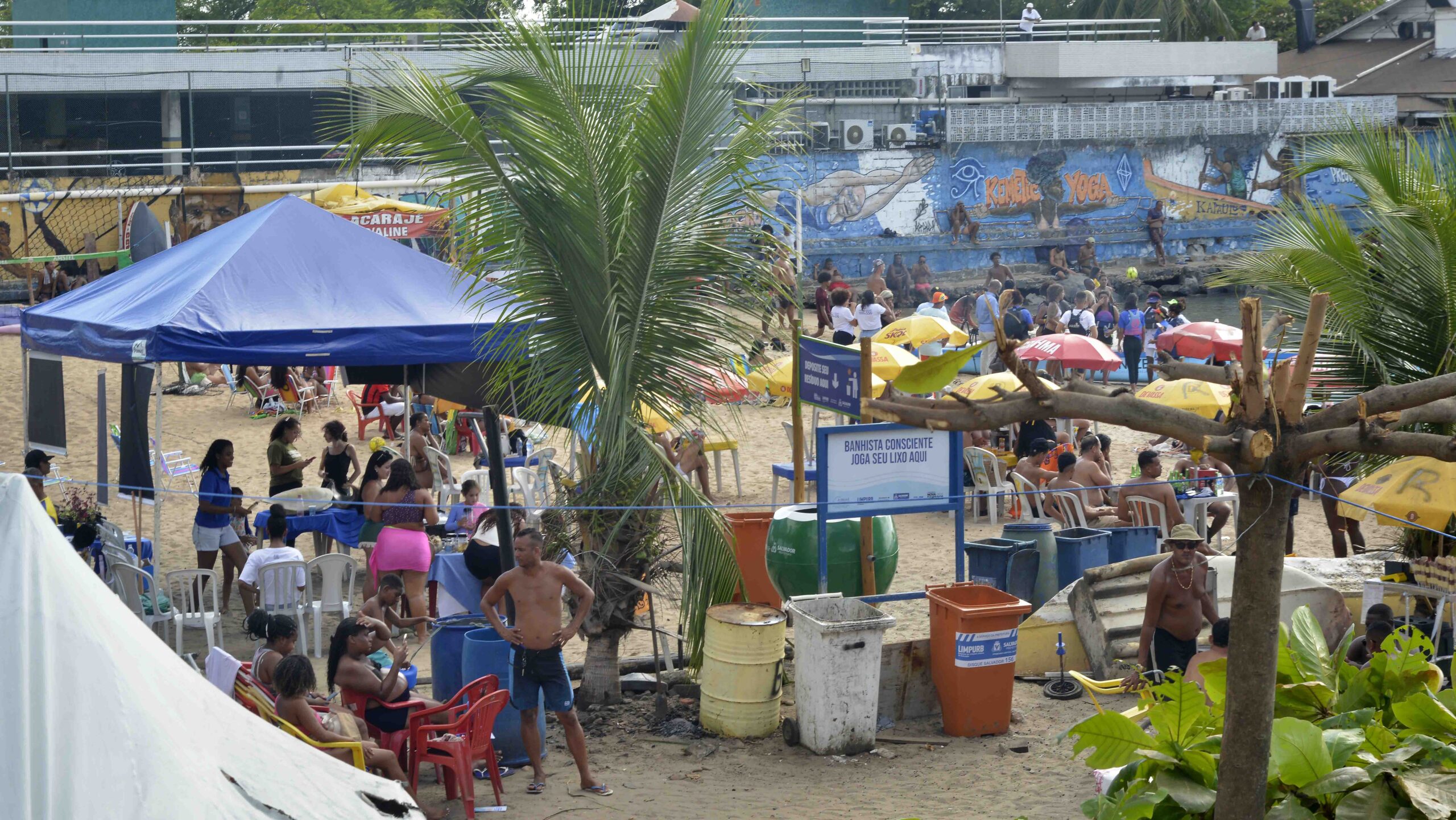 Limpurb realiza ação de conscientização ambiental na Praia da Preguiça