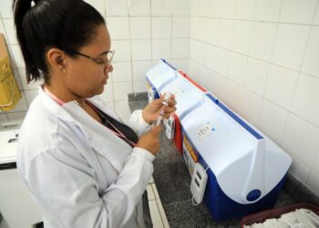 Salvador inicia vacinação contra dengue com imunizante do Butantan para profissionais da Atenção Primária