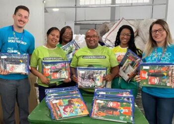 Voluntários da Braskem doam materiais escolares para filhos de catadores de resíduos em Salvador e Camaçari