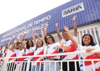 População de Cândido Sales celebra entrega de nova escola de tempo integral