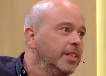 Alex Escobar comunica afastamento da Globo para tratamento de saúde nas cordas vocais