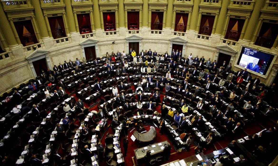 Justiça argentina barra trechos da reforma trabalhista de Milei