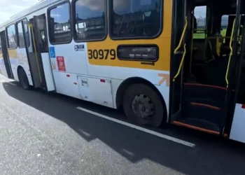 Avenida Paralela: ex-funcionário pega ônibus sem autorização e PM atira em pneus para conter veículo