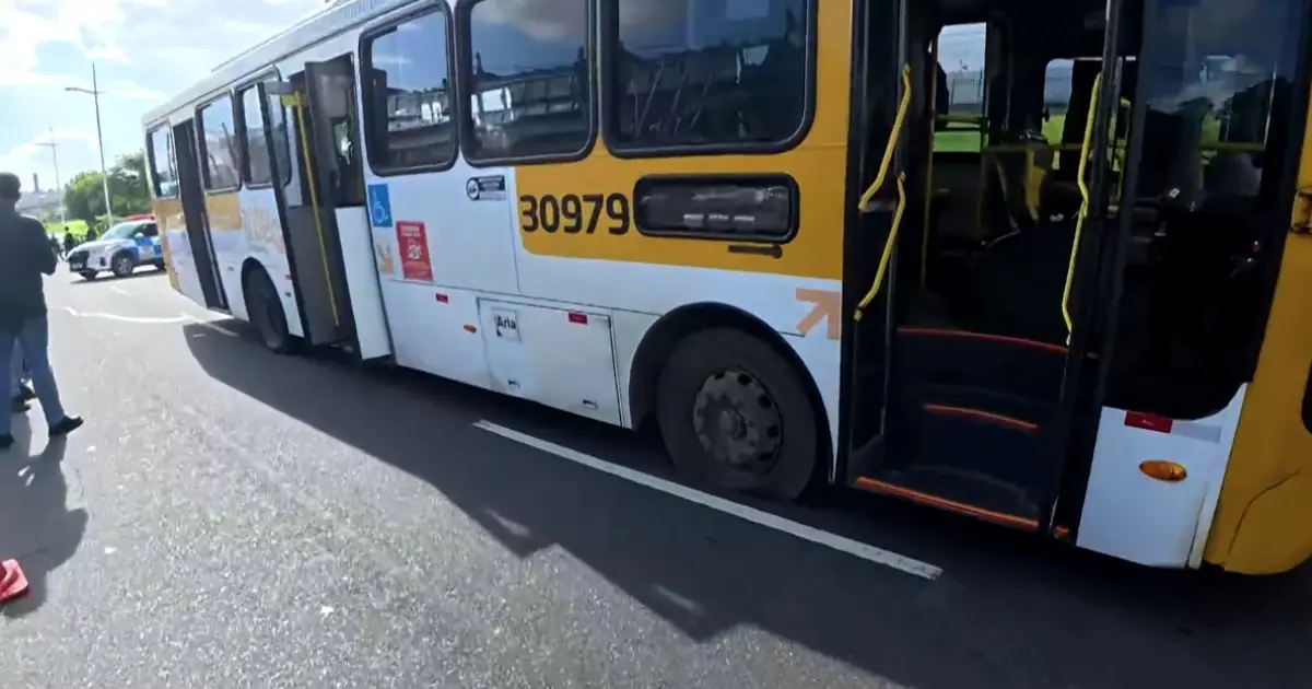 Avenida Paralela: ex-funcionário pega ônibus sem autorização e PM atira em pneus para conter veículo