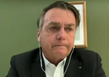 Preso e internado, Bolsonaro completa 71 anos e recebe homenagens da família
