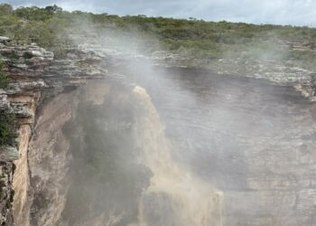 Chuvas intensas renovam paisagem da Cachoeira do Ferro Doido e reforçam alerta para visitação segura em Morro do Chapéu