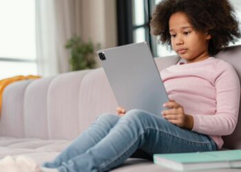 Uso precoce de telas compromete etapas essenciais do desenvolvimento infantil