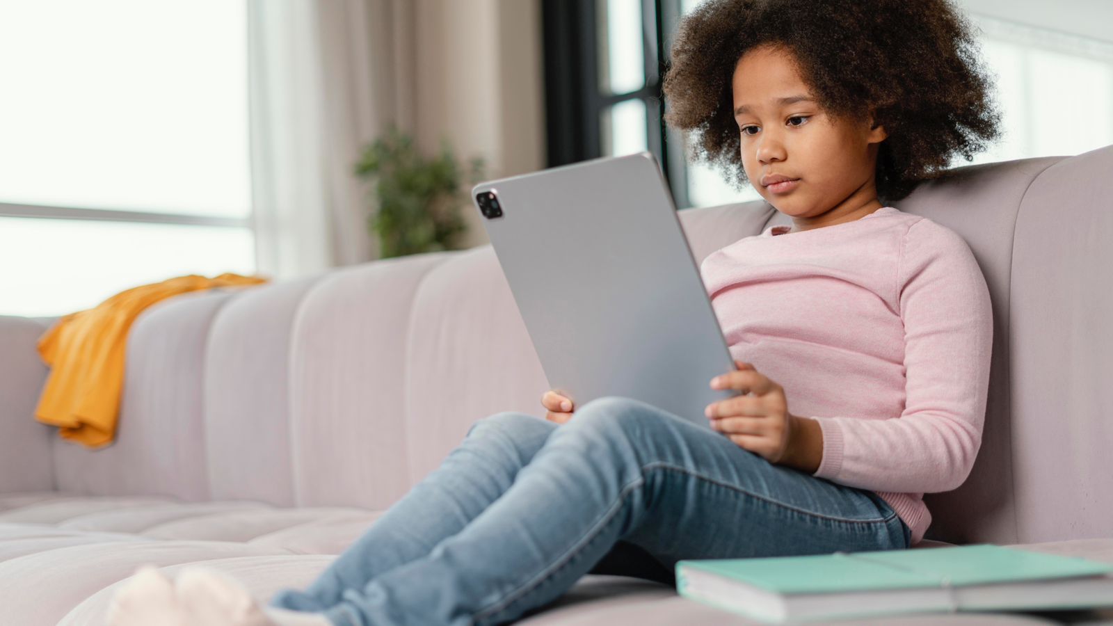 Uso precoce de telas compromete etapas essenciais do desenvolvimento infantil