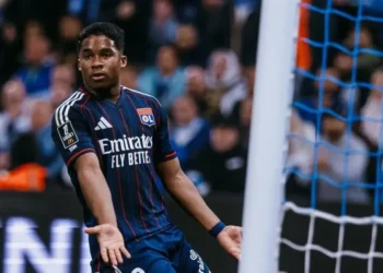 Endrick é vaiado em empate do Lyon e técnico sai em defesa do brasileiro: “As críticas são muito duras”