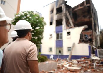 Prefeito vistoria prédio atingido por incêndio no Stiep