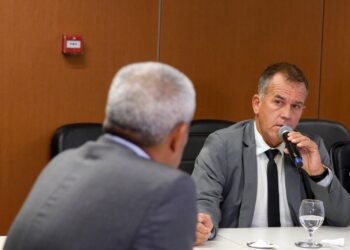 Em reunião com prefeito de Retirolândia, governador destaca investimentos de R$ 84 milhões no município e entrega veículos para a saúde