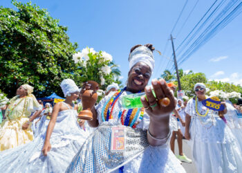 Cortejo abre oficialmente Festival de Arembepe 2026 e celebra fé, tradição e cultura popular