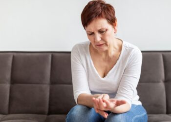 Doenças autoimunes atingem quatro vezes mais mulheres; entenda os motivos