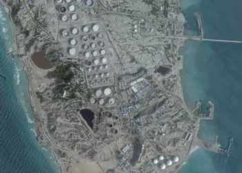 Irã incendeia petroleiro gigante perto de Dubai após alertas de Trump
