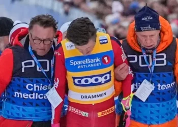 Maior campeão dos Jogos Olímpicos de Inverno, Johannes Klaebo sofre queda e é levado ao hospital na Noruega