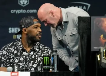 Jon Jones contesta Dana White e cita impasse financeiro para ausência em evento na Casa Branca; entenda
