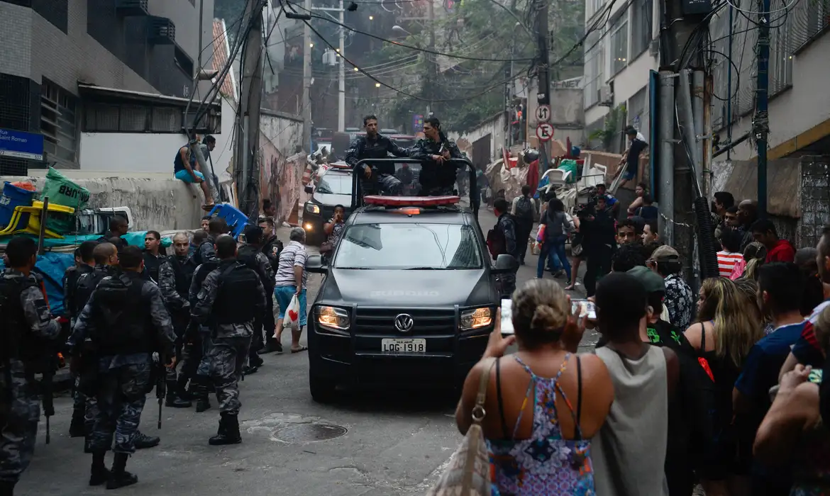 PM apreende três toneladas de drogas, fuzis e pistolas na Maré