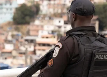 Ônibus é queimado em reação à operação policial no Morro dos Prazeres