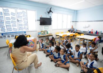 Prefeitura envia à Câmara projeto que reajusta piso dos professores e cria programa que prevê bolsa para alunos do EJA