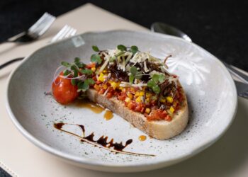 Alta gastronomia à beira-mar: Sais Beach Living Hotel reinventa sabores com sofisticação em Maceió