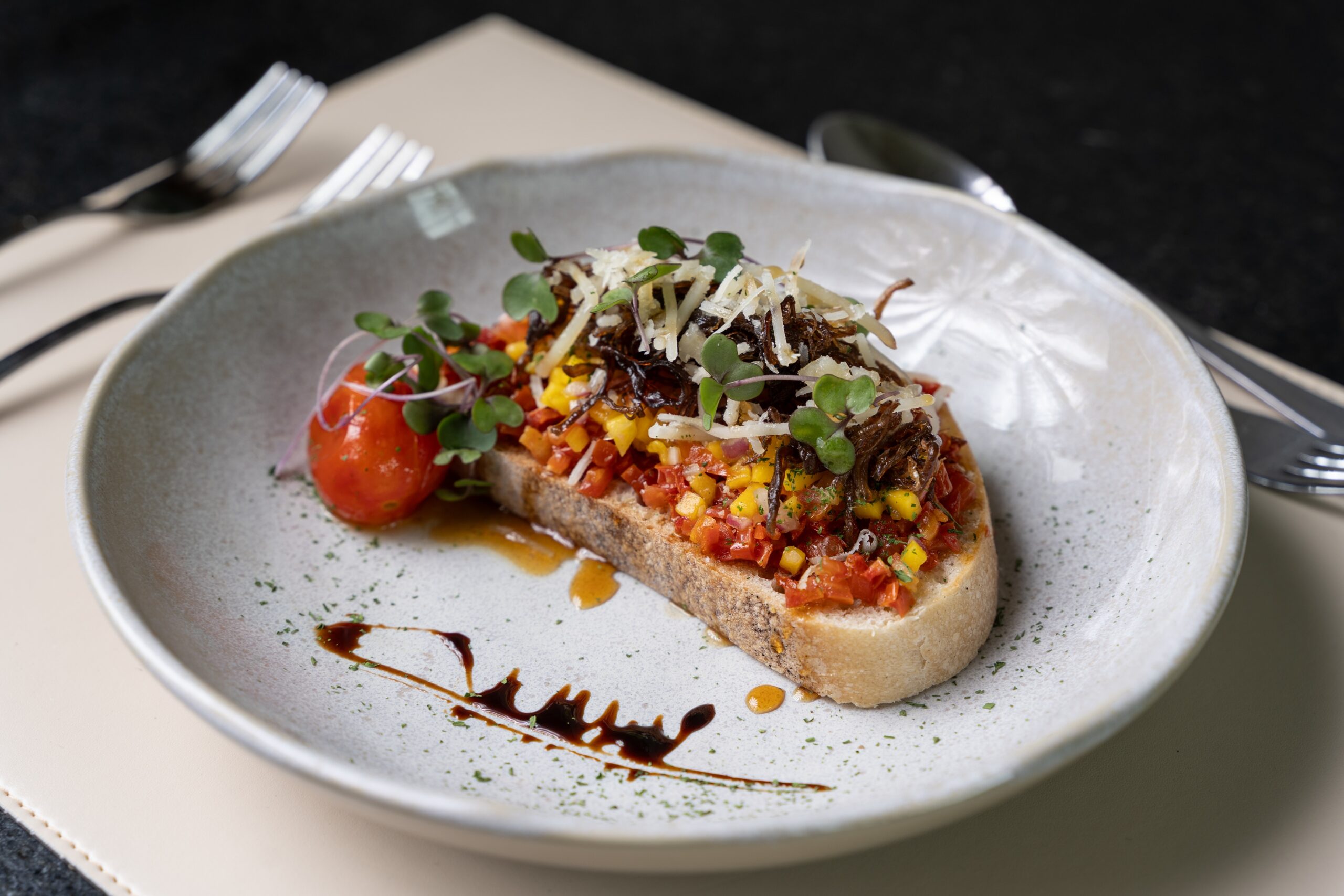 Alta gastronomia à beira-mar: Sais Beach Living Hotel reinventa sabores com sofisticação em Maceió