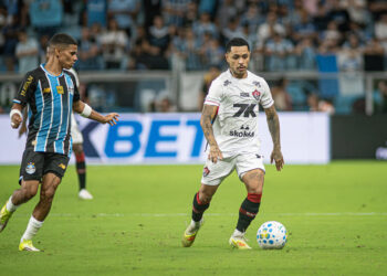 Vitória demora a acordar e perde para o Grêmio em Porto Alegre