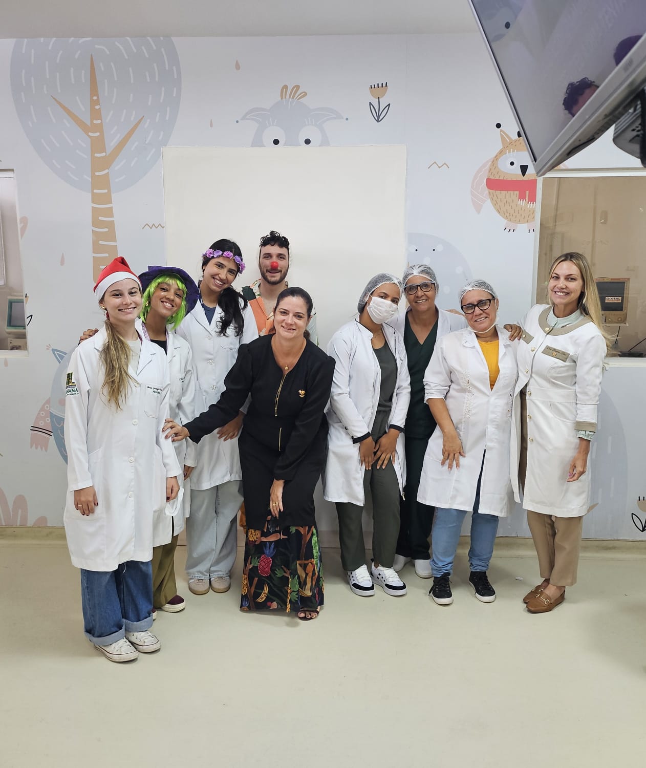Projeto “Hora do Riso” leva alegria a crianças em hemodiálise no Hospital Roberto Santos e aproxima estudantes de medicina do cuidado humanizado