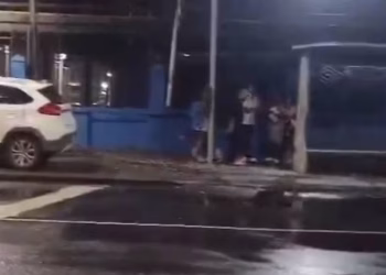 Barra: carro invade ponto de ônibus e deixa quatro feridos