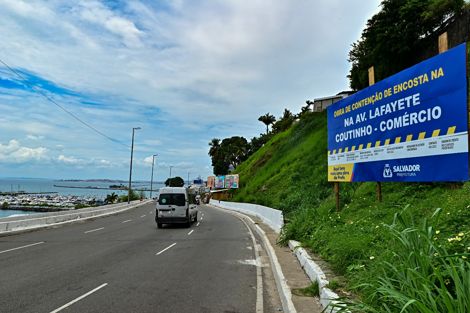 Trecho da Avenida Contorno é interditado parcialmente para obra de contenção de encosta