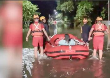 Chuva provoca desalojamentos e inundações em Peruíbe, litoral de SP