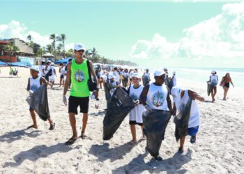 Projeto “Passando o Rodo nas Praias” realiza 14ª edição em Stella Maris com grande mobilização ambiental