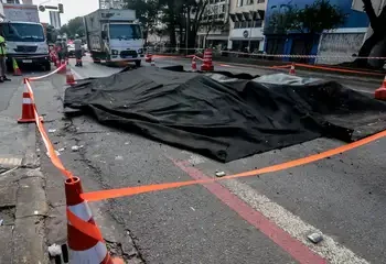 Explosão abre grande buraco na Rua da Consolação em São Paulo