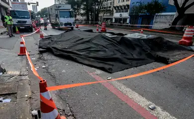 Explosão abre grande buraco na Rua da Consolação em São Paulo