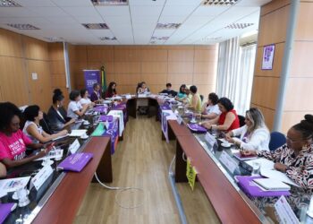 Movimento feminista protesta contra escala 6×1 e violência global