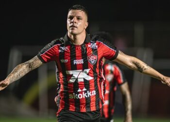 Galo ferido: Vitória homenageia Wagner Moura e volta a vencer no Brasileirão