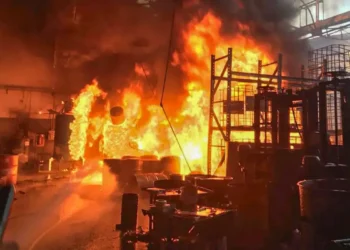 Grande incêndio atinge distribuidora de tintas em Diadema (SP)