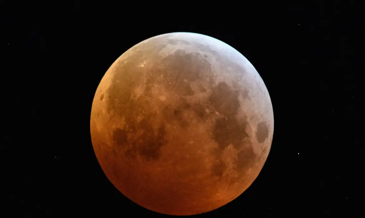 Começou na madrugada de hoje o fenômeno da Lua de Sangue