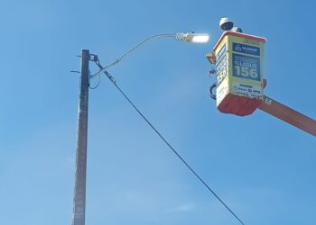 Após série de furtos e vandalismo, Prefeitura repõe iluminação em Itapuã